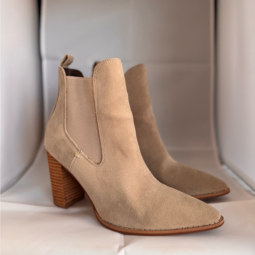 Oasis Society - Chelsea Beige Suede Ankle Bootie Size 7.